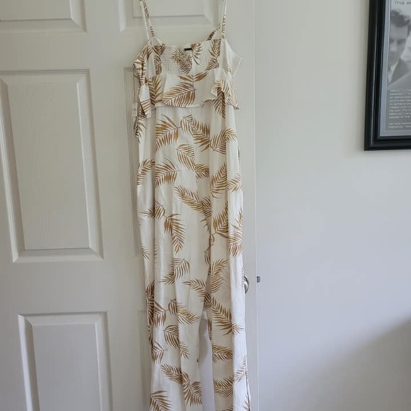 JUMPSUIT...to look just lovely in. - Picture 2 of 3